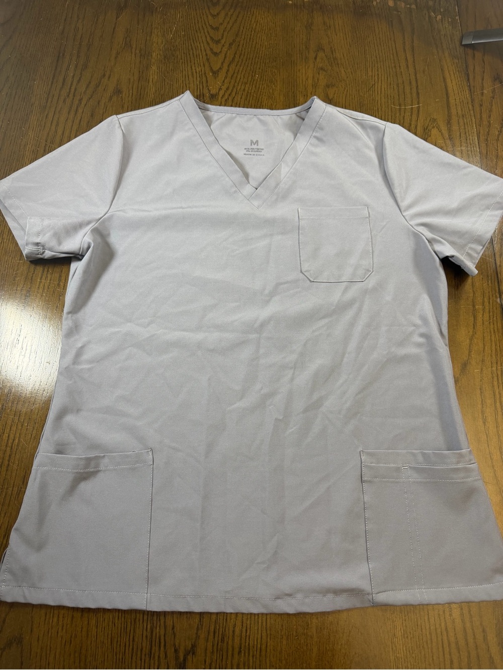 Mándala Woman’s V-Neck Pocket Scrub Top - Light Grey
